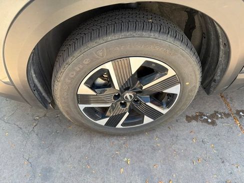 Used 2025 Nissan Kicks SV AWD/4WD image 12