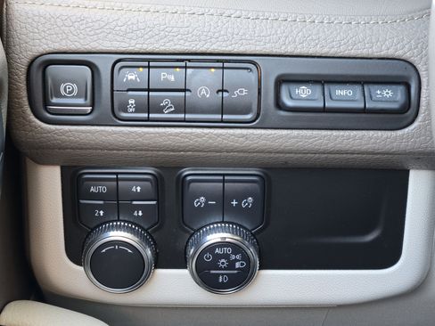 Used 2021 GMC Yukon XL Denali w/ Denali Premium Package image 24