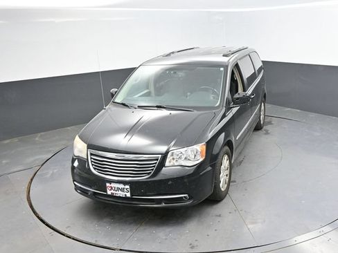 Used 2016 Chrysler Town & Country Touring FWD image 34