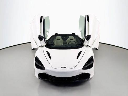 Used 2020 McLaren 720S Spider image 2