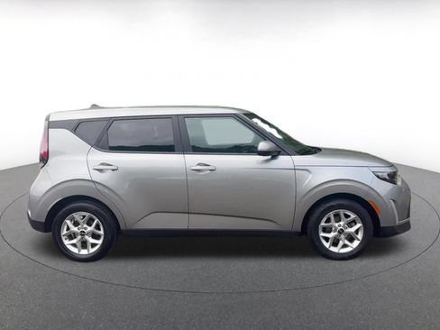 Used 2025 Kia Soul LX w/ LX Technology Package FWD image 16