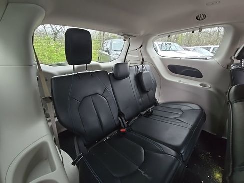 Used 2021 Chrysler Pacifica Touring-L image 19