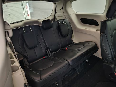 Used 2023 Chrysler Pacifica Touring-L image 16