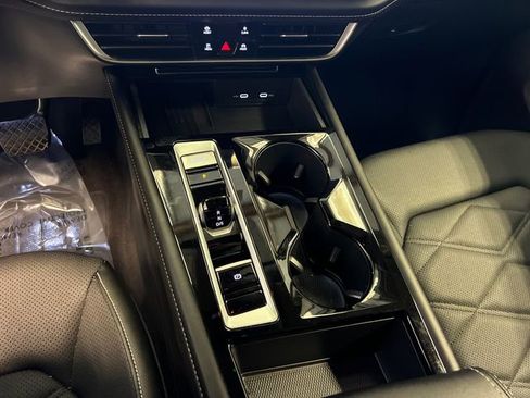 Certified 2025 Volkswagen Atlas SE image 28