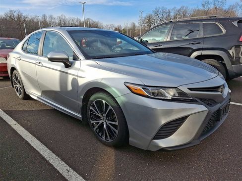 Used 2018 Toyota Camry L image 3