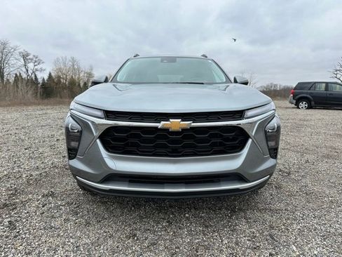 Used 2025 Chevrolet Trax LT FWD image 9