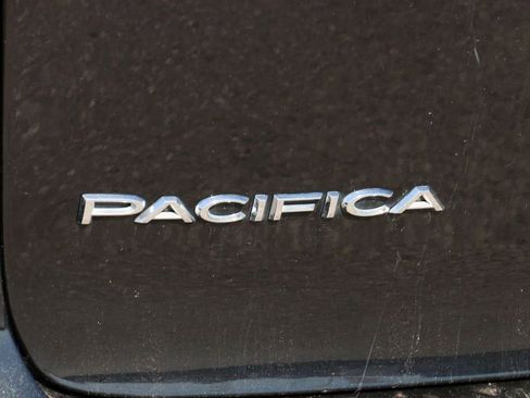 Used 2023 Chrysler Pacifica Touring-L FWD image 8