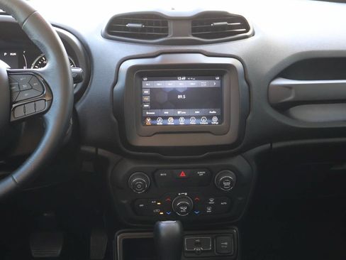 Used 2020 Jeep Renegade Altitude FWD image 15
