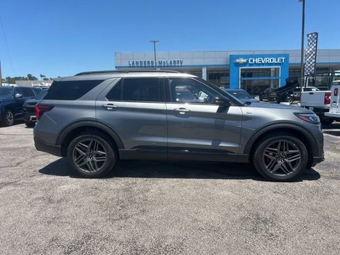 Used 2025 Ford Explorer ST-Line w/ ST-Line Street Pack AWD/4WD image 2