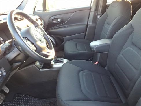 Certified 2022 Jeep Renegade Latitude w/ Convenience Group image 10