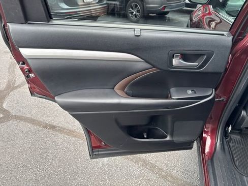 Used 2019 Toyota Highlander XLE AWD/4WD image 21