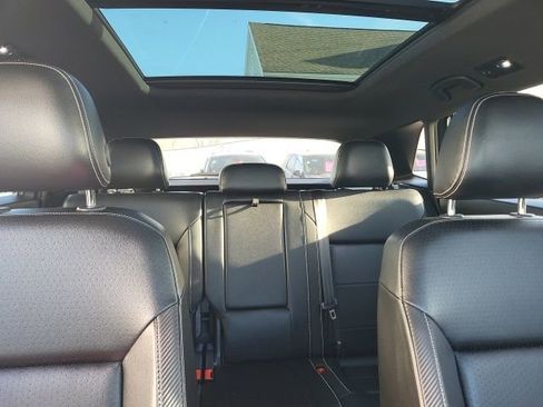 Used 2022 Volkswagen Atlas Cross Sport SE image 2