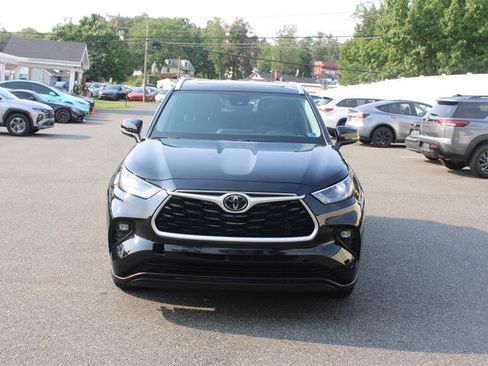 Used 2024 Toyota Highlander XLE FWD image 3
