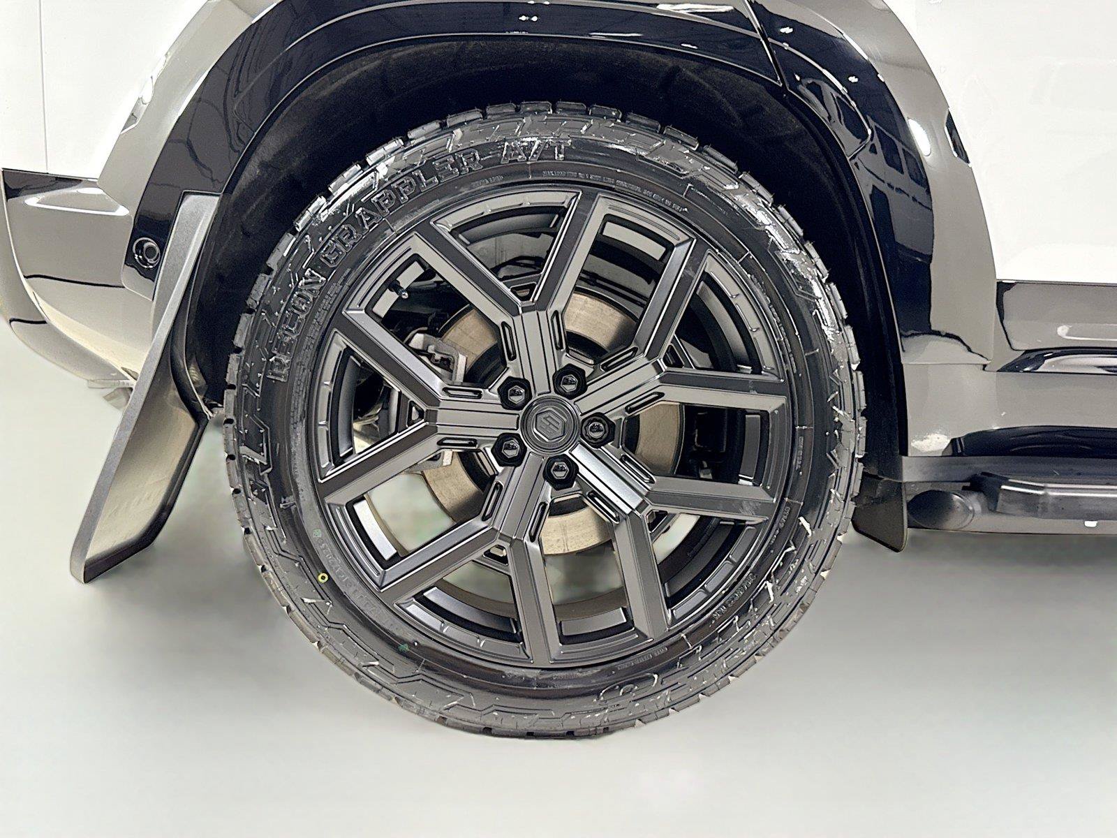 Used 2026 Land Rover Defender 110 X-Dynamic SE AWD/4WD image 35