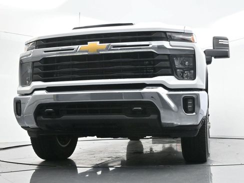 Used 2025 Chevrolet Silverado 2500 LT AWD/4WD image 40
