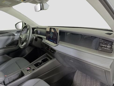 Used 2025 Volkswagen Tiguan SE FWD image 27