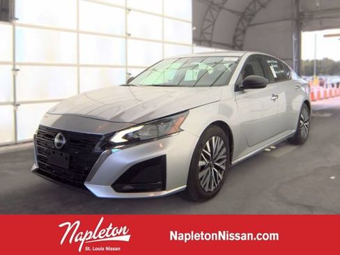 Used 2024 Nissan Altima 2.5 SV FWD image 1