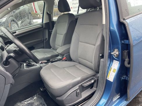 Used 2017 Volkswagen Golf S image 16