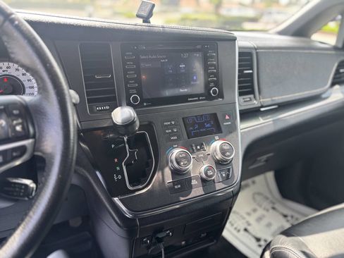 Used 2018 Toyota Sienna SE Premium w/ Carpet Mat Package image 13