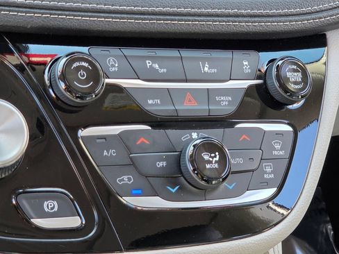 Used 2024 Chrysler Pacifica Limited FWD image 25