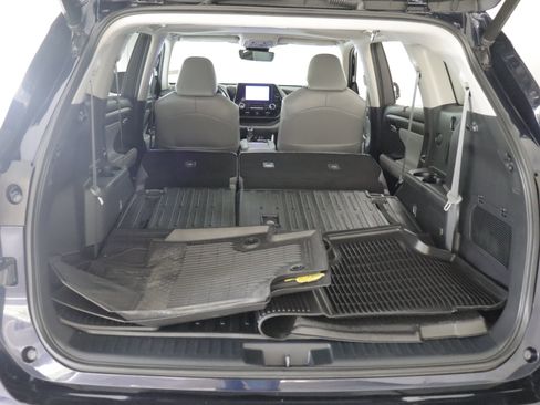 Used 2023 Toyota Highlander XLE AWD/4WD image 25