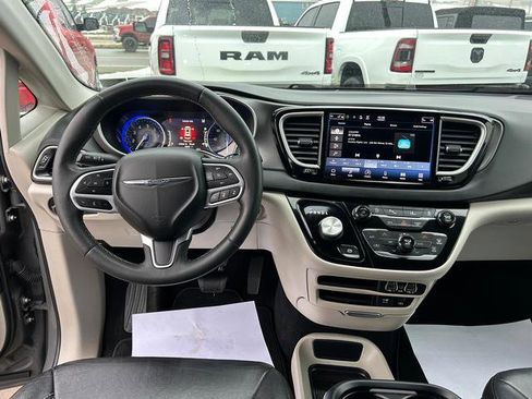 Certified 2022 Chrysler Pacifica Touring-L image 11