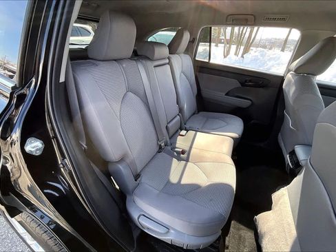 Used 2022 Toyota Highlander LE FWD image 19