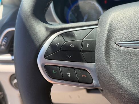 Used 2024 Chrysler Pacifica Touring-L FWD image 19