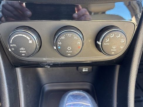 Used 2013 Chrysler 200 Limited image 30