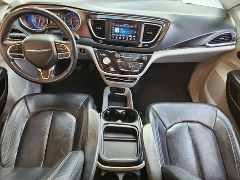Used 2018 Chrysler Pacifica Touring-L FWD image 28