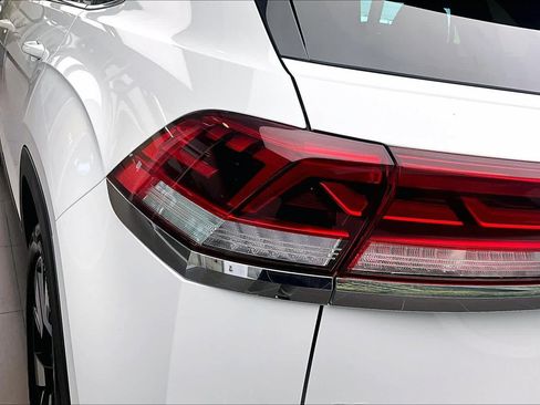 Used 2025 Volkswagen Atlas Cross Sport SE w/ Panoramic Sunroof Package FWD image 28