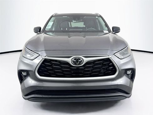 Certified 2023 Toyota Highlander XLE image 3