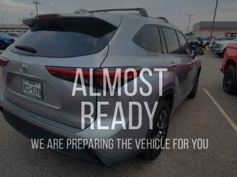 Used 2022 Toyota Highlander XLE image 5