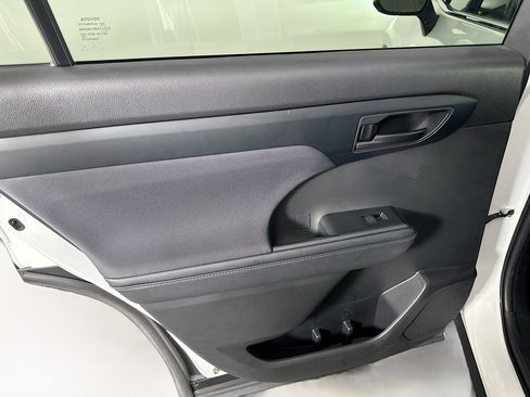 Used 2024 Toyota Highlander LE image 26