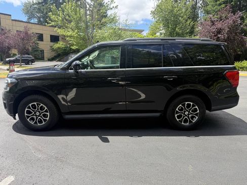 Used 2022 Ford Expedition XLT AWD/4WD image 2