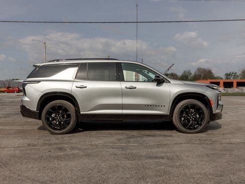 Used 2025 Chevrolet Traverse RS image 7