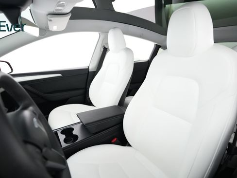 Used 2025 Tesla Model Y Long Range RWD image 4