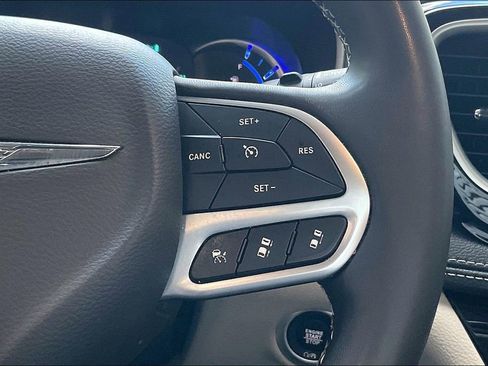 Used 2023 Chrysler Pacifica Touring-L FWD image 9