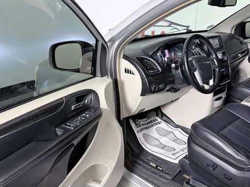 Used 2012 Chrysler Town & Country Touring w/ Entertainment Group #1 FWD image 9