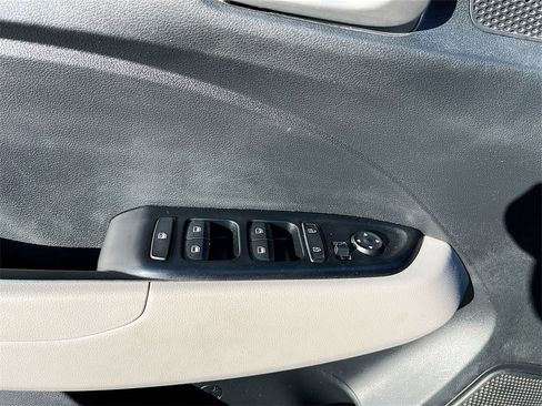 Used 2022 Hyundai Venue SEL w/ Cargo Package image 17