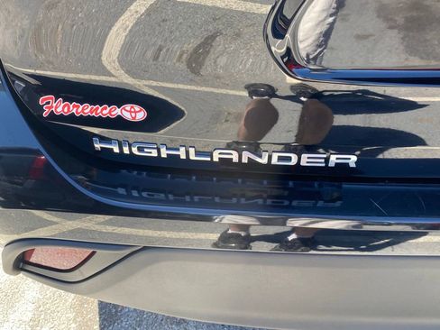 Used 2023 Toyota Highlander XLE AWD/4WD image 15