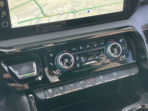 Used 2025 GMC Sierra 2500 AT4 image 35