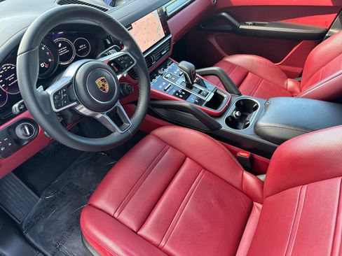 Used 2022 Porsche Cayenne Platinum Edition image 4