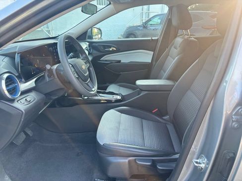 Used 2025 Chevrolet Trax LT FWD image 22