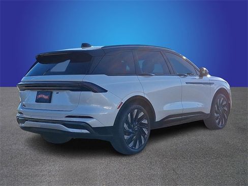 Used 2025 Lincoln Nautilus Reserve image 4