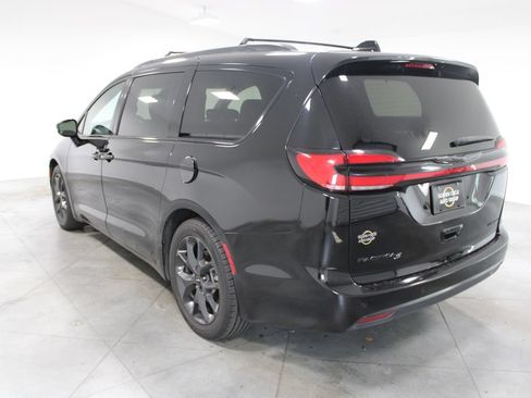 Used 2025 Chrysler Pacifica Limited FWD image 7