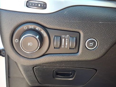 Used 2018 Jeep Cherokee Limited w/ Luxury Group AWD/4WD image 14