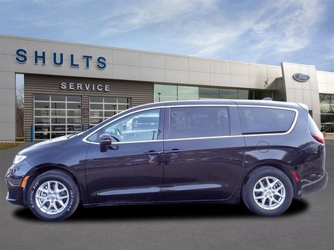 Used 2023 Chrysler Pacifica Touring-L image 2