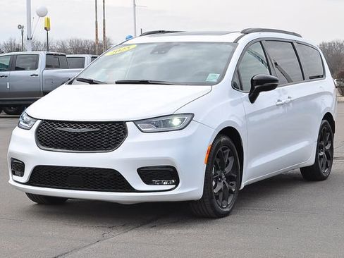 Used 2025 Chrysler Pacifica Limited FWD image 7
