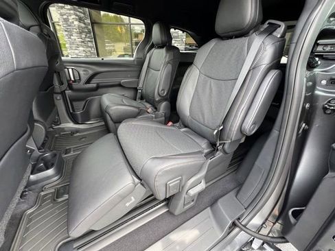 Used 2025 Toyota Sienna Limited image 4